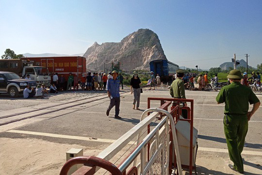Tai nạn đường sắt kinh hoàng: Tạm đình chỉ 2 nhân viên gác đường ngang - 1