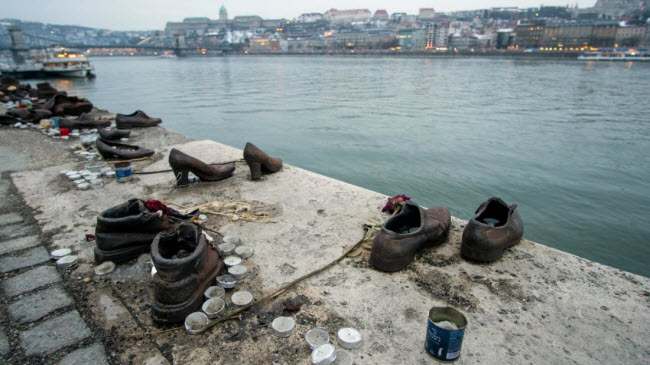 Những đôi giày được đặt trên bờ sông Danube để tưởng niệm những người Do thái bị giết hại trong cuộc Chiến tranh thế giới thứ 2 và ném xuống sông.