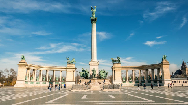 Heroes' Square là quảng trường lớn nhất tại thành phố Budapest. Đài tưởng niệm Thiên niên kỷ ở giữa quãng trường đánh dấu 1.000 năm lịch sử của người Magyar.