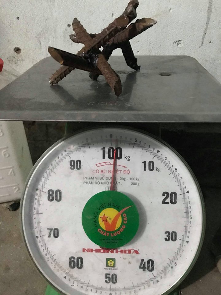 Đinh sắt “khủng” vương vãi trên quốc lộ khiến nhiều tài xế khóc thét - 3