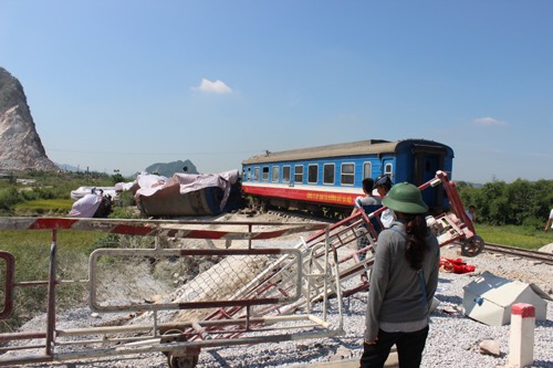 Vụ lật tàu SE19: Khởi tố, bắt tạm giam 2 nhân viên gác chắn - 1