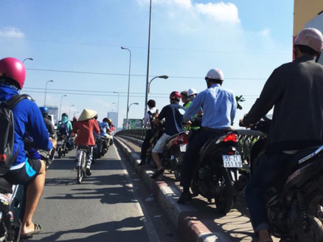 Tin tức trong ngày - "Ông Tây" chặn dòng xe chạy lên lối đi bộ ở cầu Kênh Tẻ