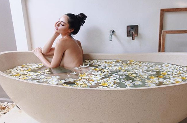 Để giữ dáng vóc gọn gàng, Elle Morris thường tập yoga, pilates, đấm bốc.