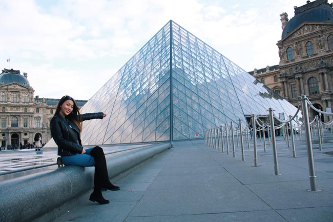 Khi đặt chân đến Paris (Pháp), bạn gái Thành Vinh thỏa sức chụp hình selfie.