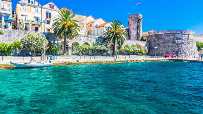 Korcula: Hòn đảo là địa điểm lý tưởng để thưởng thức hương vị rượu vang Croatia và tắm biển. Nơi đây cũng nổi tiếng với những ngôi nhà cổ, nhà thờ, quảng trường và pháo đài.