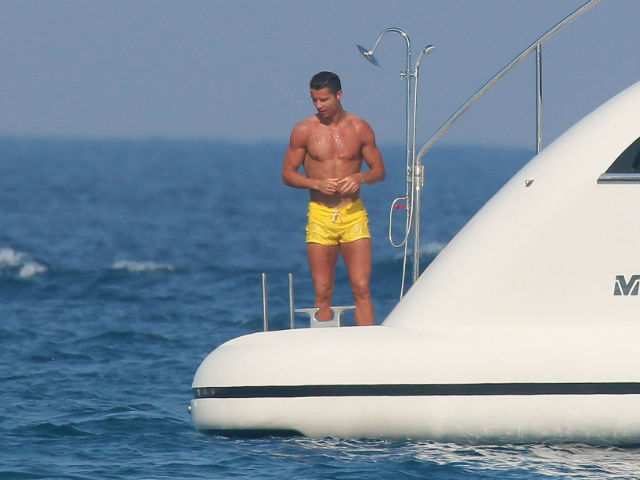 Bóng đá - Chấn động chung kết C1: Cảnh sát đột nhập, dùng súng đe dọa Ronaldo