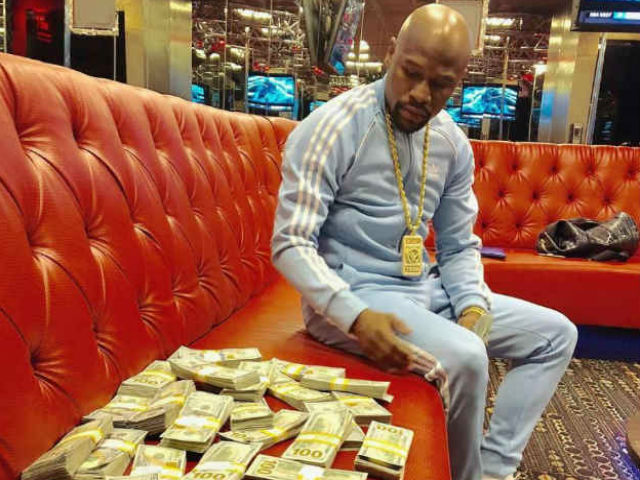 Thể thao - "Tay chơi" Mayweather: Vất đống tiền trên ghế, thư giãn với mỹ nhân