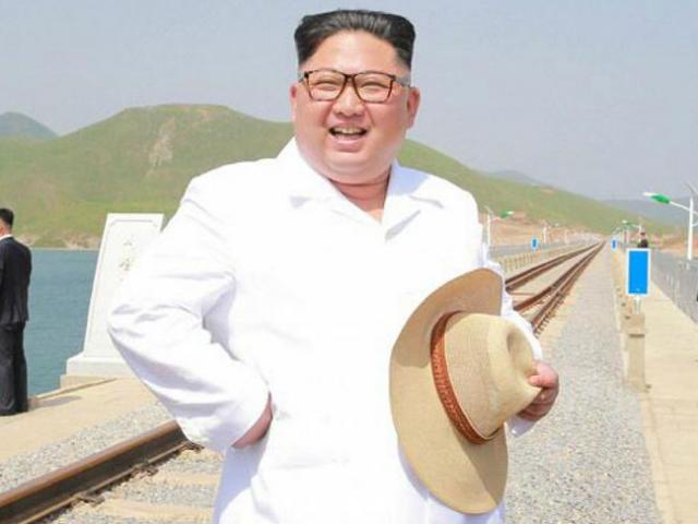 Kim Jong-un xuất hiện tươi cười sau khi Trump dọa hủy thượng đỉnh