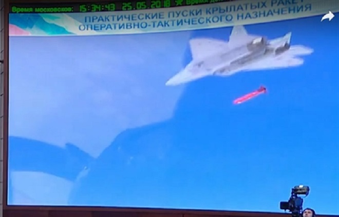 Tiêm kích tàng hình Su-57 Nga lần đầu phóng tên lửa ở Syria - 1