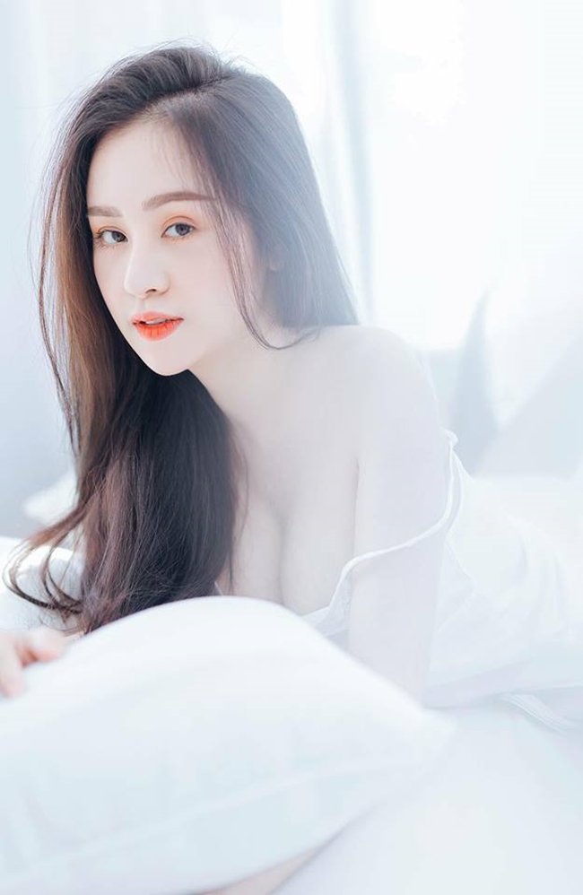 Ngay lập tức, thông tin trung vệ điển trai trùng cả họ lẫn tên với thủ môn người Thanh Hóa yêu nhau sâu đậm với Bà Tây thu hút sự chú ý của cộng đồng mạng.