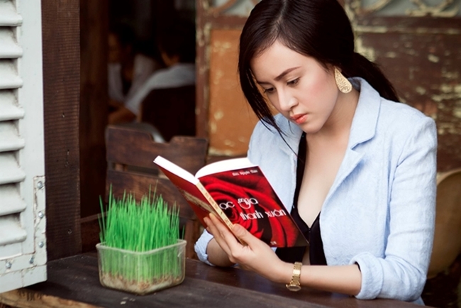 Thời điểm hot girl tai tiếng ra mắt tự truyện, nhiều người cho rằng mối tình cầu thủ mà cô viết trong sách là kể về Mạc Hồng Quân. Chân sút nổi tiếng đào hoa từng có thời gian bị đồn hẹn hò với Bà Tưng.