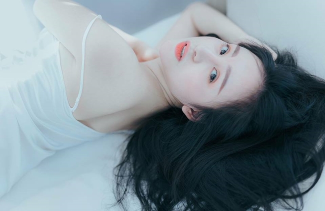 Thời gian gần đây, cô thu hút sự chú ý với phong cách gợi cảm, dịu dàng với mái tóc dài buông xõa.