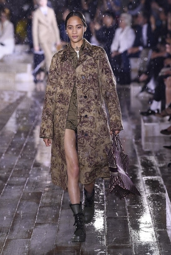 Show Dior Cruise: Người mẫu cưỡi ngựa, diễn trong mưa - 3