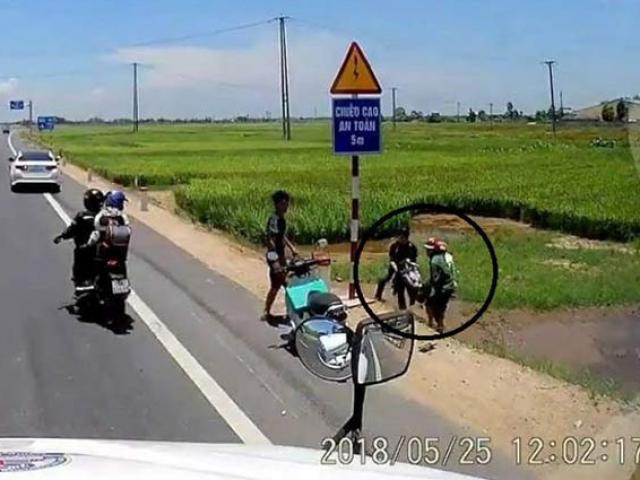 Tin tức trong ngày - Nóng 24h qua: Clip khoảnh khắc ô tô húc văng người đi xe máy xuống ruộng