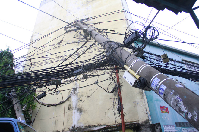 Xe tải bị cây cổ thụ &#34;nhấc đầu&#34; trong cơn giông lốc ở SG - 3