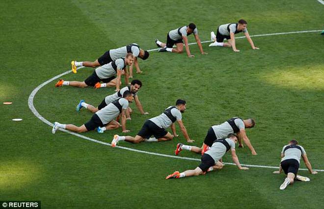 Chung kết Cúp C1: Ronaldo khiến nhà báo đổ máu, hành động cực đẹp - 7