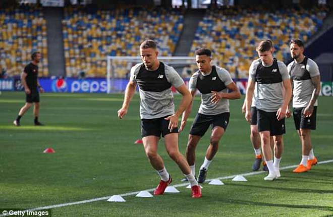 Chung kết Cúp C1: Ronaldo khiến nhà báo đổ máu, hành động cực đẹp - 10
