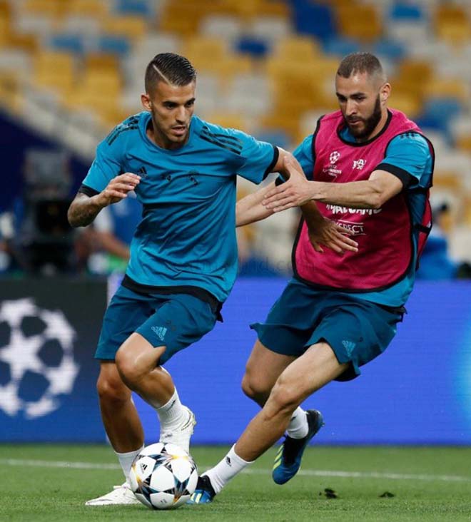 Chung kết Cúp C1: Ronaldo khiến nhà báo đổ máu, hành động cực đẹp - 14