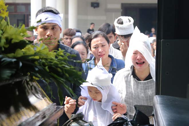 Đẫm lệ đưa tiễn người lái tàu trong vụ tai nạn ở Thanh Hóa - 13