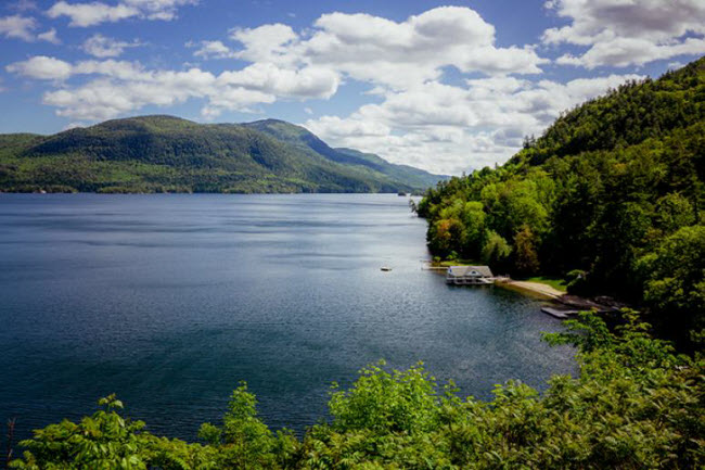 Lake George, Mỹ: Là một trong những thị trấn ven hồ hấp dẫn nhất vào mùa hè, Lake George trở thành địa điểm nghỉ dưỡng hấp dẫn của những du khách thích hoạt động ngoài trời.