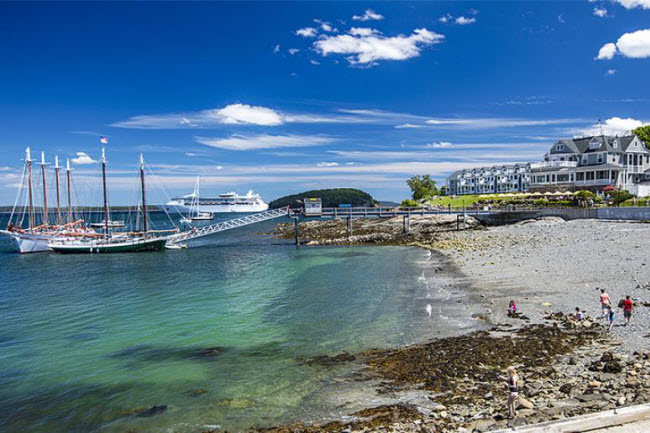 Bar Harbor, Mỹ:  Đây là một trong những địa điểm đẹp nhất tại bang Maine. Du khách có thể chiêm ngưỡng cá voi vào mùa hè, khi chúng di cư tới vùng nước lạnh để kiếm ăn.