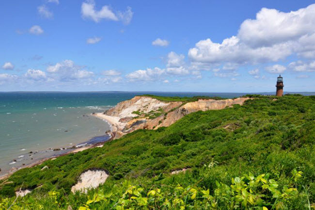 Martha&#39;s Vineyard, Mỹ: Hòn đảo ở bang Massachusetts thu hút nhiều người giàu có và nổi tiếng đến nghỉ dưỡng vào mùa hè. Nơi đây có thời tiết ôn hòa, bãi biển nguyên sơ và các thị trấn thanh bình.