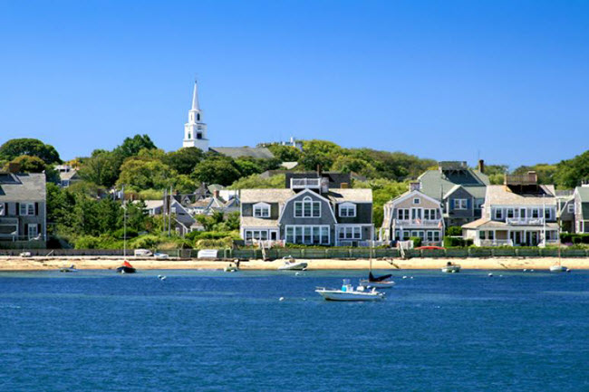 Nantucket, Mỹ: Hòn đảo hẻo lánh ở bang Massachusetts là điểm đến mùa hè của phần lớn những người giàu có và nổi tiếng. Hãy tới đây và tận hưởng cuộc sống như trong truyện cổ tích.