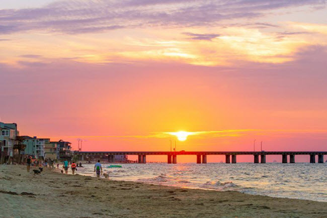 Virginia Beach, Mỹ: Bãi biển này đặc biệt thích hợp dành cho những du khách đi nghỉ theo gia đình. Các hoạt động phổ biến bao gồm câu cá, tắm biển, chèo thuyền và đi bộ dọc bãi biển. Bạn cũng có thể thưởng thức âm nhạc biểu diễn trực tiếp, ẩm thực đường phố và cuộc sống ban đêm sôi động.
