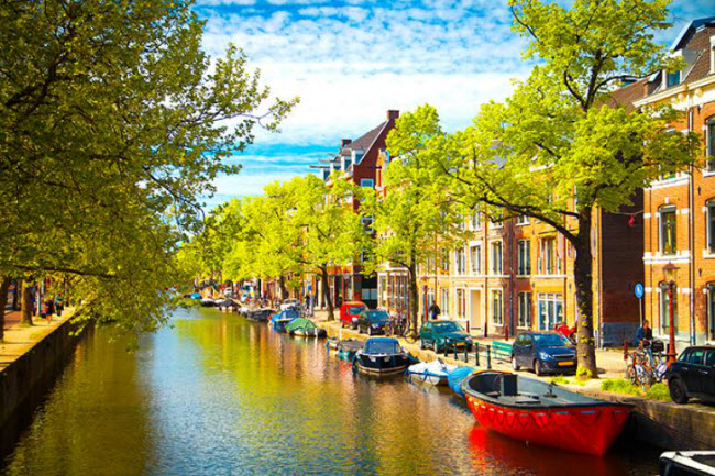 Amsterdam, Hà Lan: “Thủ đô xe đạp của thế giới” đã lọt vào danh sách những thành phố đẹp nhất thiên niên kỷ. Nơi đây hấp dẫn du khách nhờ có nhiều triển lãm nghệ thuật, ẩm thực độc đáo và đường phố đẹp.