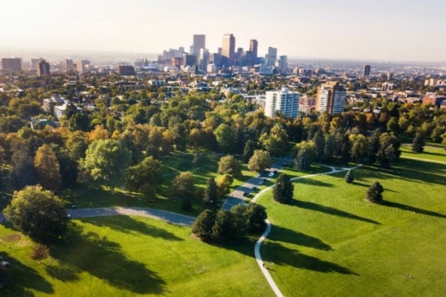 Denver, Mỹ: Thành phố là điểm đến được nhiều du khách lựa chọn vào mùa hè không chỉ bởi vì chi phí rẻ, mà phong cảnh ở đây cũng rất đẹp, với các dãy núi hùng vĩ và tuyến đi bộ khám phá gần thành phố.