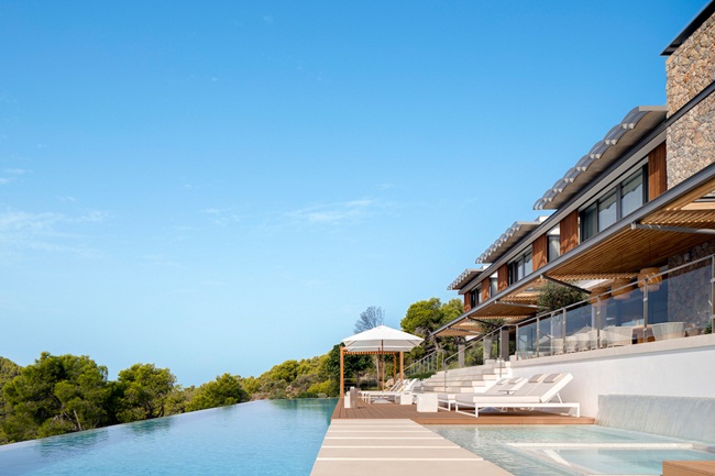 Căn nhà nằm ở Mallorca, Tây Ban Nha, được thiết kế kết hợp giữa kiến trúc nhà ở và phong cách resort giúp gia đình chủ nhân có thể tận hưởng sự thoải mái.