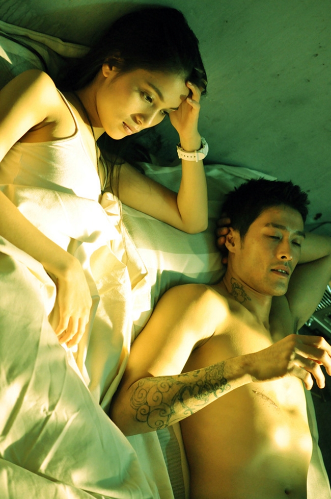 Trong "Bụi đời chợ Lớn", Nhưng Kate và Johny Trí Nguyễn có không ít cảnh tình cảm nóng bỏng, nhiều người cho rằng chính những cảnh quay thân mật này đã đưa hai người đến với nhau sau bộ phim. 