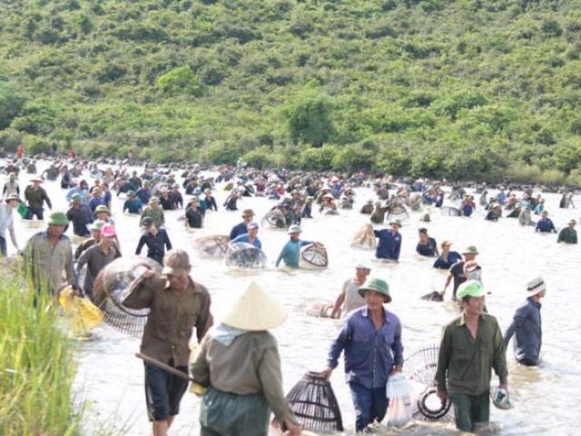 Cả nghìn người lao xuống sông bắt cá để tế thần lấy vận may