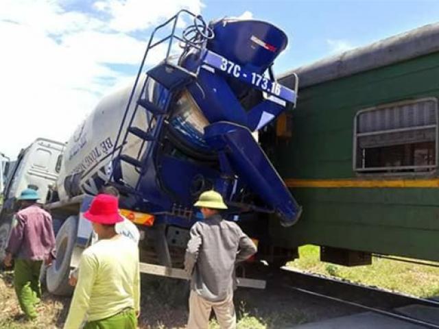 Xe bồn chở bê tông vượt đường sắt bị tàu hỏa đâm văng