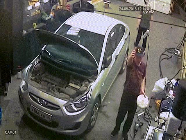 Thế giới - Nga: Đang ở trong nhà, bị ô tô lao xuyên tường đâm trúng