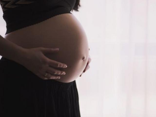 Cảnh làm mẹ của những cô gái tuổi teen “mặt búng ra sữa” ở TQ