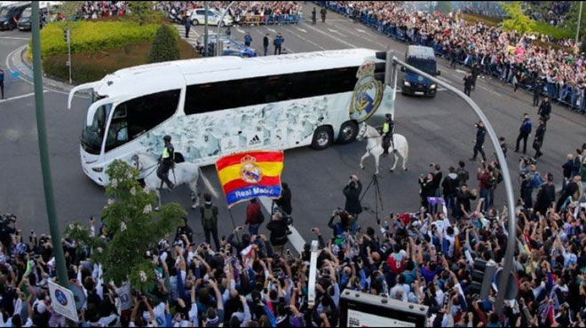 Real Madrid ăn mừng 13 cúp C1: Fan cầu xin ở lại, Ronaldo nói gì? - 11