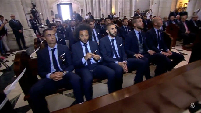 Real Madrid ăn mừng 13 cúp C1: Fan cầu xin ở lại, Ronaldo nói gì? - 9