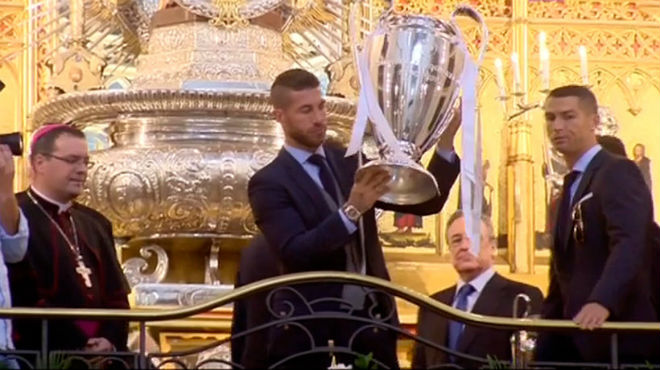 Real Madrid ăn mừng 13 cúp C1: Fan cầu xin ở lại, Ronaldo nói gì? - 10