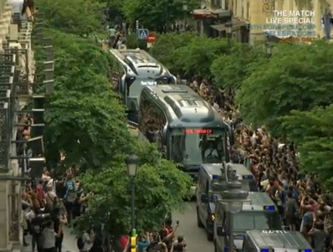 Real Madrid ăn mừng 13 cúp C1: Fan cầu xin ở lại, Ronaldo nói gì? - 8