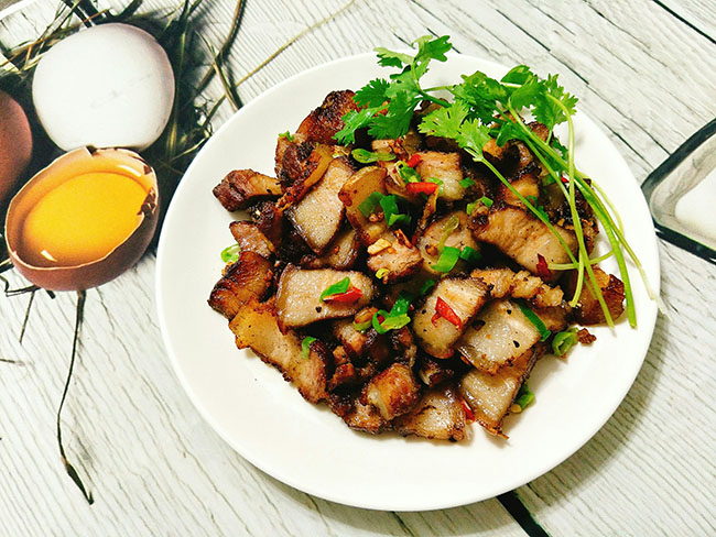 Chén sạch nồi cơm với thịt chiên sốt bơ tỏi thơm nức mũi - 1