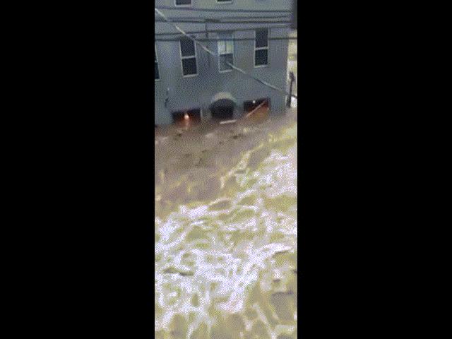 Video: Mưa lớn gây ra lũ lụt kinh hoàng ”nhấn chìm” thành phố Mỹ