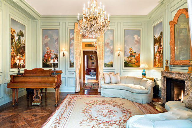 Phòng khách&nbsp;có 10 tấm vải được sơn theo lối Pháp Rococo với một lò sưởi được chạm khắc thủ công.