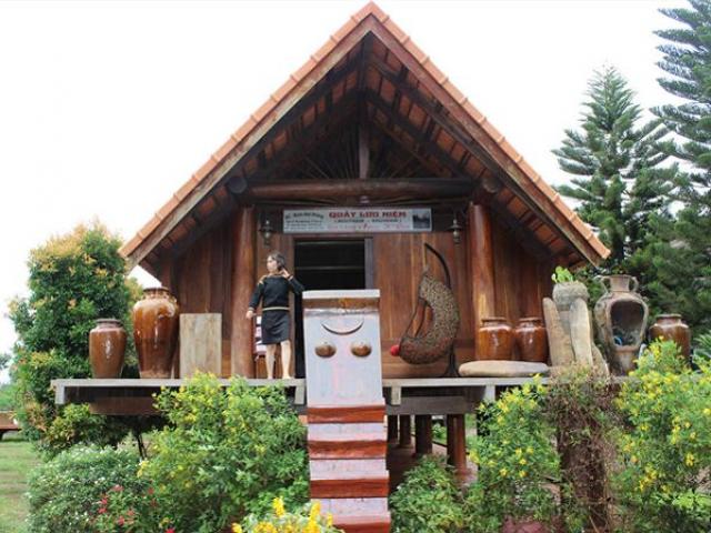 Tin tức trong ngày - Đôi bầu sữa huyền bí trên cầu thang