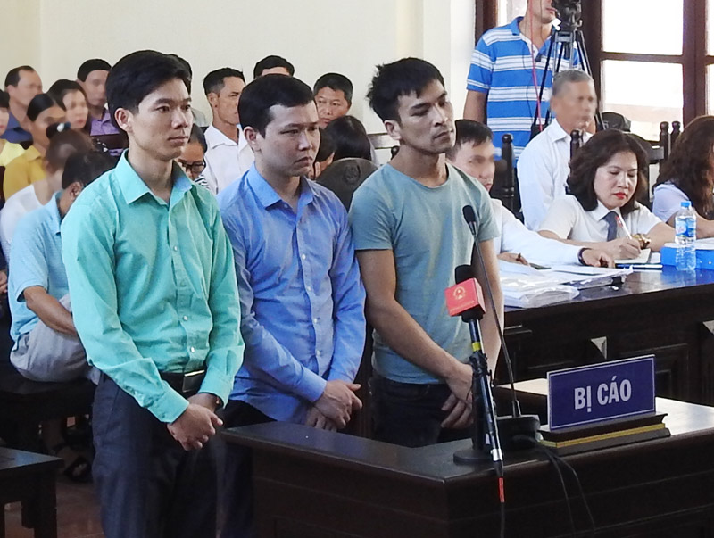 Xét xử bác sĩ Lương: Bị cáo bất ngờ gặp vấn đề sức khỏe, tòa tạm nghỉ - 1