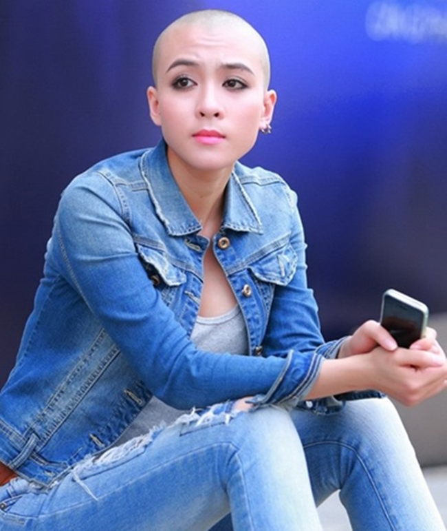 Năm 2015, cuộc thi Vietnam Idol thu hút sự chú ý của dư luận khi xuất hiện “mỹ nhân đầu trọc” có gương mặt xinh xắn, khả ái. Người đẹp này chính là diễn viên Hoa Di Linh. Hoa Di Linh tên thật là Phạm Mỹ Linh đến từ Hà Nội.