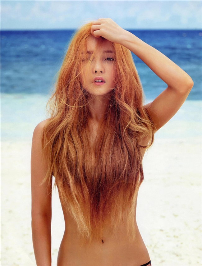 Được chọn làm gương mặt trang bìa cho tạp chí Cosmopolitan Hàn Quốc cô nàng búp bê của nhóm KARA thoải mái khoe đường cong “đốt” mắt người xem.