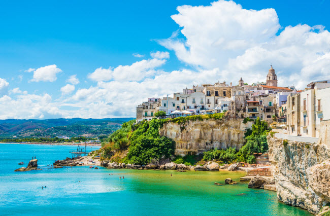 Gargano, Italia: Vườn quốc gia Gargano nổi tiếng với những bãi biển dài, rừng thông xanh mát và vị trí địa lý đặc biệt có thể đón gió biển vào mùa hè từ 3 hướng khác nhau. Mặc dù vậy, địa điểm này chưa được nhiều du khách biết tới.