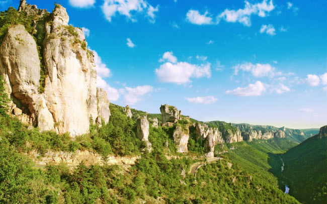 Lozère, Pháp: Tỉnh Lozère có cảnh đẹp như tranh vẽ bao gồm vùng đồi Cévennes và cao nguyên đá vôi Causses cùng hẻm núi Tarn.