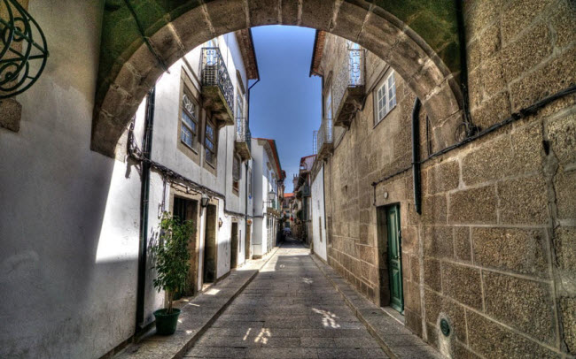 Guimarães, Bồ Đào Nha: Thành phố Guimarães từng là thủ đô của Bồ Đào Nha. Nơi đây nổi tiếng với các đường phố lát đá cuội cổ kính hay những ngõ nhỏ đầy quán bar và cà phê.